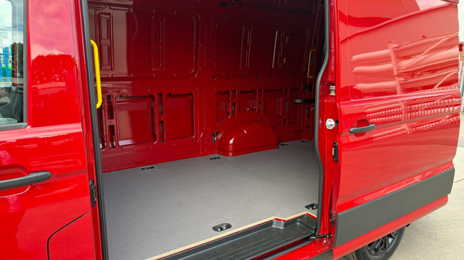 Volkswagen Crafter Cr35 Mwb Diesel Fwd 2.0 TDI 140PS Commerce Plus High Roof Van - Image 9